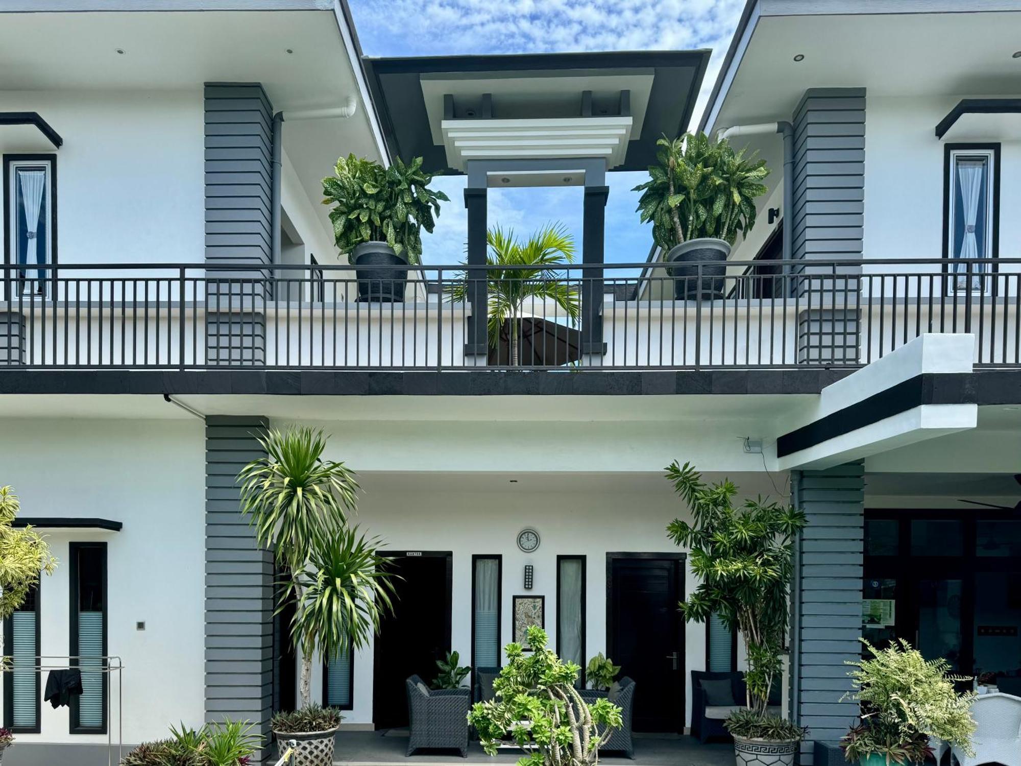 Villa Rumah Putih Abu Abu Senggigi Exterior foto