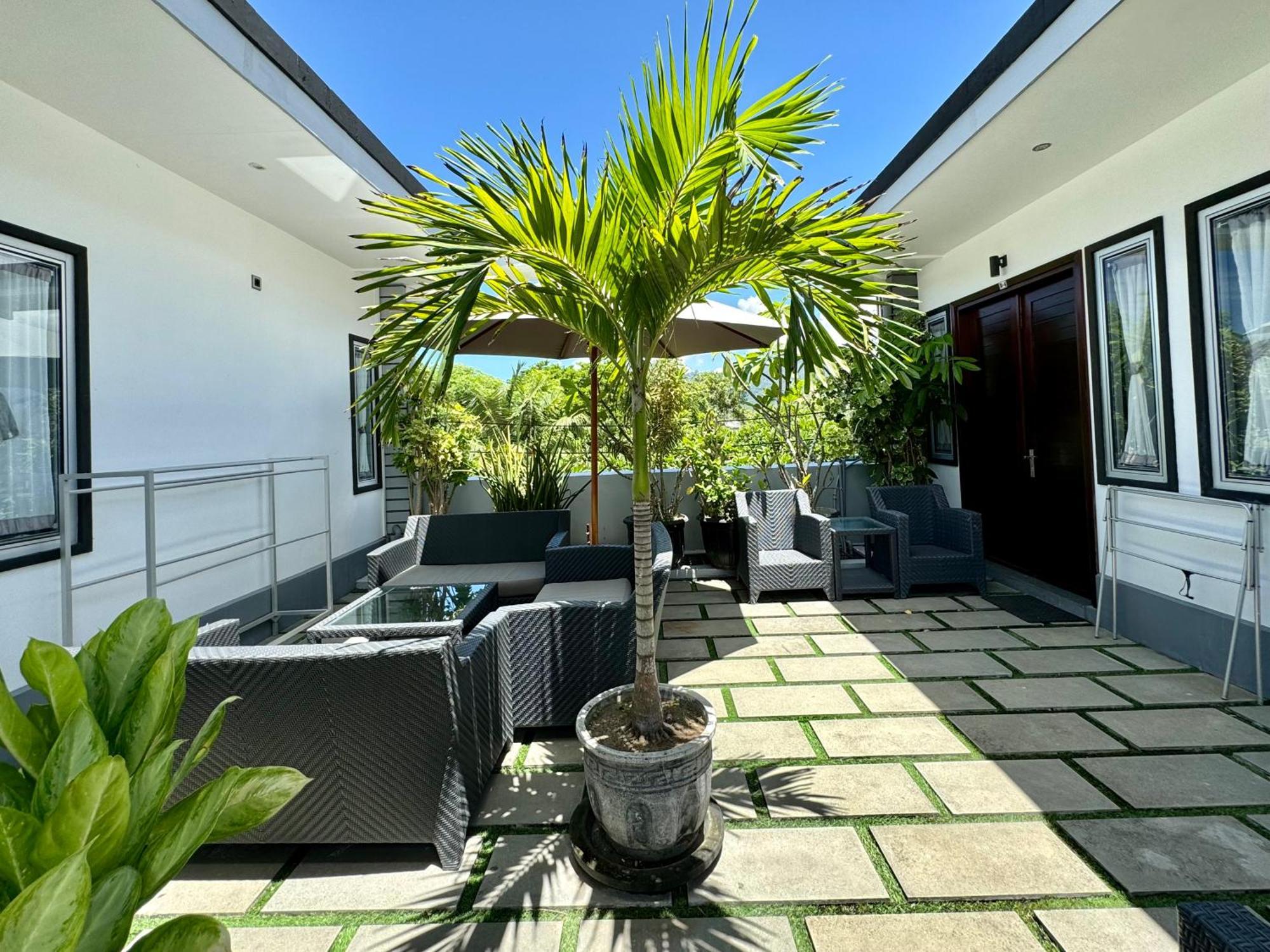 Villa Rumah Putih Abu Abu Senggigi Exterior foto