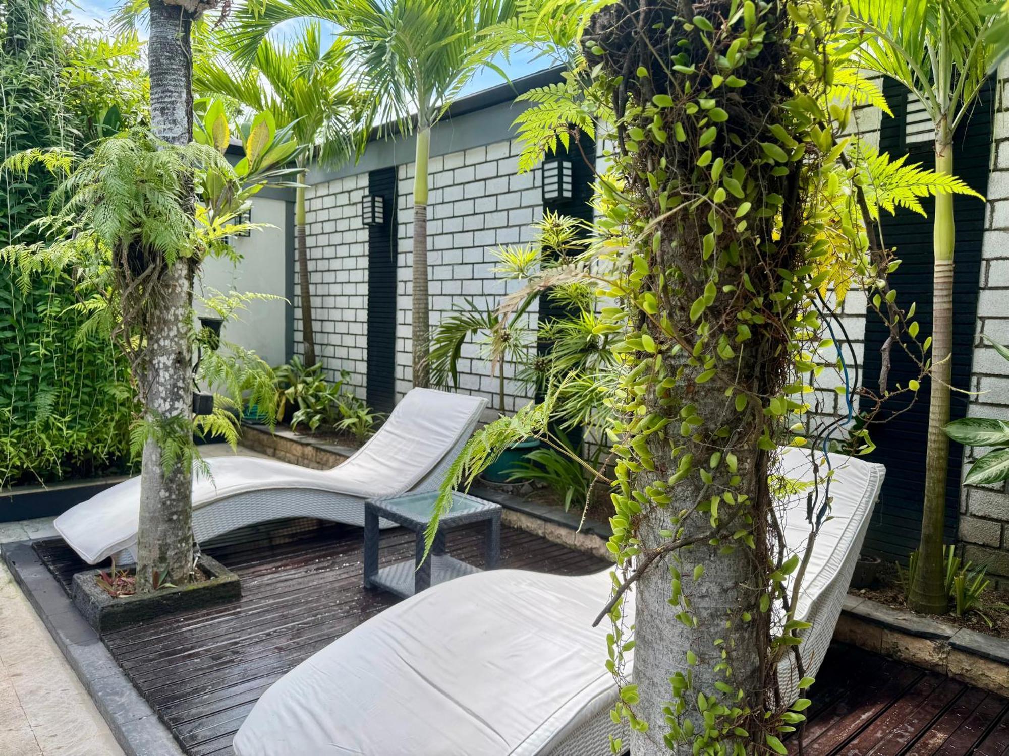 Villa Rumah Putih Abu Abu Senggigi Exterior foto